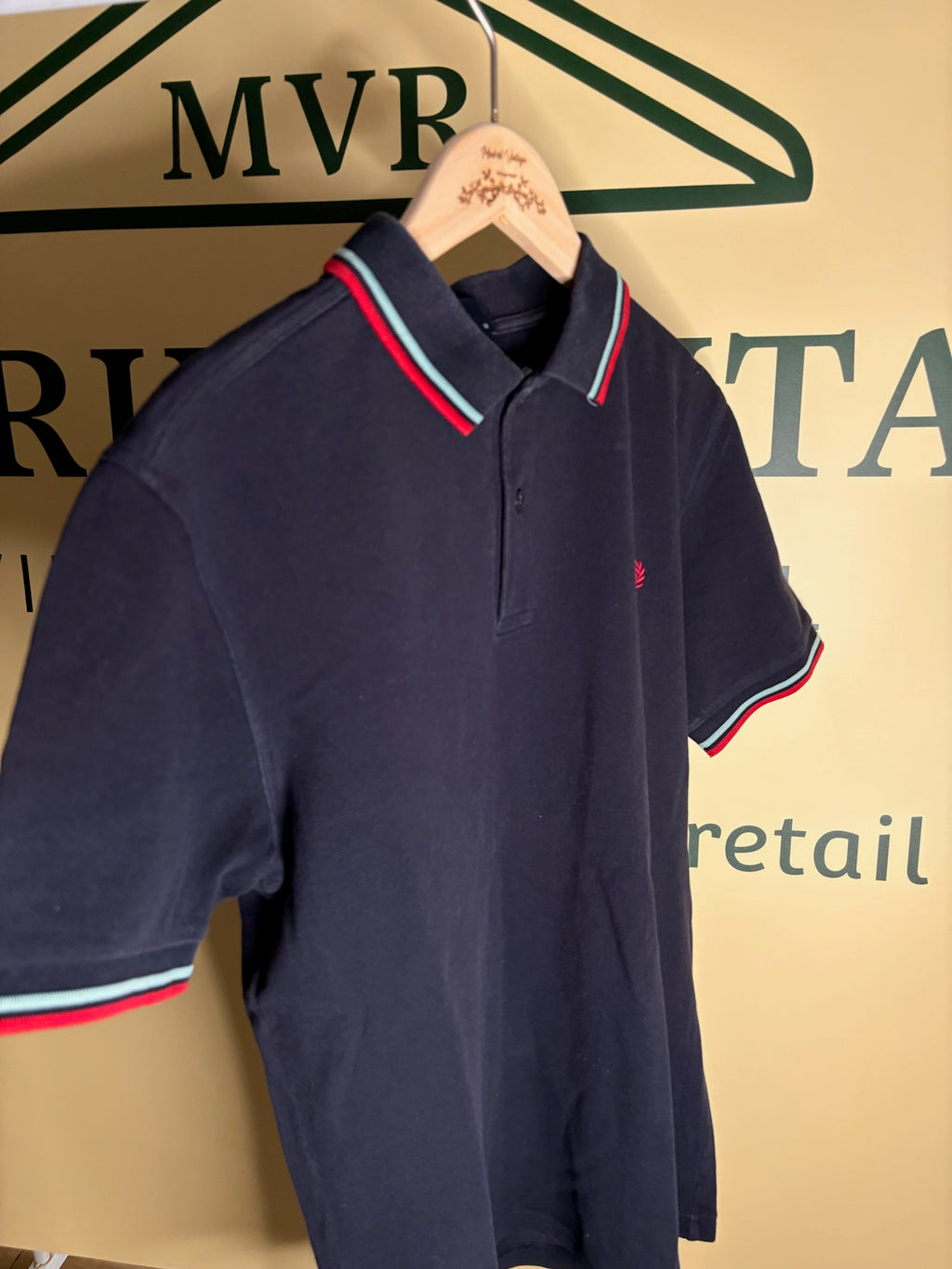 Polo Fred perry color negro líneas rojas y blancas