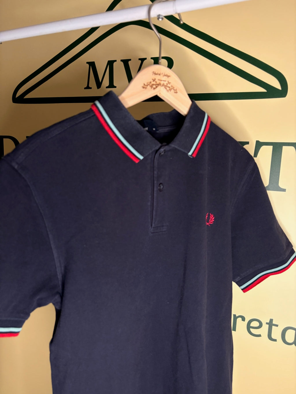 Polo Fred perry color negro líneas rojas y blancas